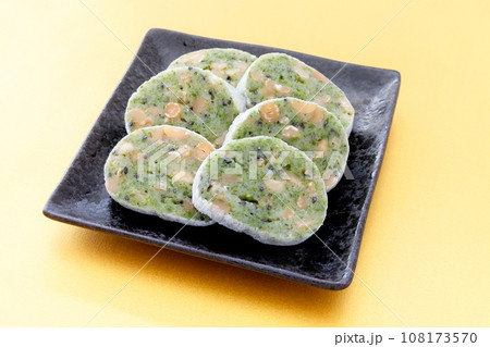 お皿に盛った青海苔入りピーナッツ餅【金色背景】 お皿に盛った青海苔入りピーナッツ餅【金色背景】 108173570