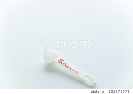 計量スプーンで塩小さじ一杯 108173571