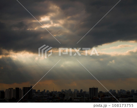 雲間からの光・薄明光線 雲間からの光・薄明光線 108173755