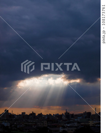 雲間からの光・薄明光線 雲間からの光・薄明光線 108173761