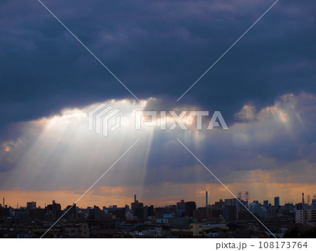 雲間からの光・薄明光線 108173764