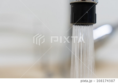 水道から流れ出る水 108174387