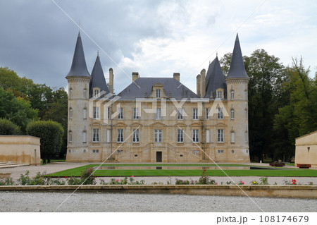 フランス ボルドーの北側にあるワインの有名産地メドック地区のシャトー（ワイン醸造所）の建物 108174679