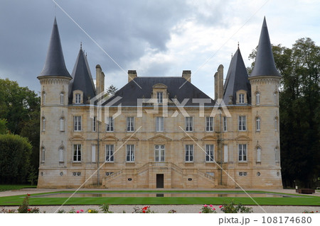 フランス ボルドーの北側にあるワインの有名産地メドック地区のシャトー（ワイン醸造所）の建物 108174680