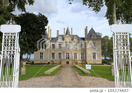 フランス ボルドーの北側にあるワインの有名産地メドック地区のシャトー(ワイン醸造所)の建物 フランス ボルドーの北側にあるワインの有名産地メドック地区のシャトー(ワイン醸造所)の建物 108174687