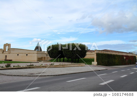 フランス ボルドーの北側にあるワインの有名産地メドック地区のシャトー（ワイン醸造所）の建物 108174688