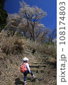 山を登る子供 108174803