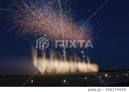 高く輝く花火大会　花火　夜空　花火イメージ　花火大会 108174939
