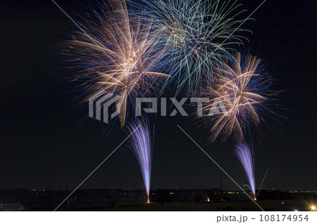 高く輝く花火大会 花火 夜空 花火イメージ 花火大会 高く輝く花火大会 花火 夜空 花火イメージ 花火大会 108174954
