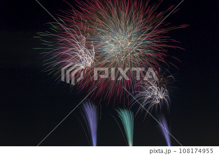高く輝く花火大会 花火 夜空 花火イメージ 花火大会 高く輝く花火大会 花火 夜空 花火イメージ 花火大会 108174955