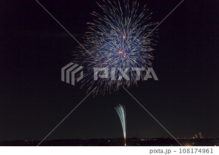 高く輝く花火大会　花火　夜空　花火イメージ　花火大会 108174961