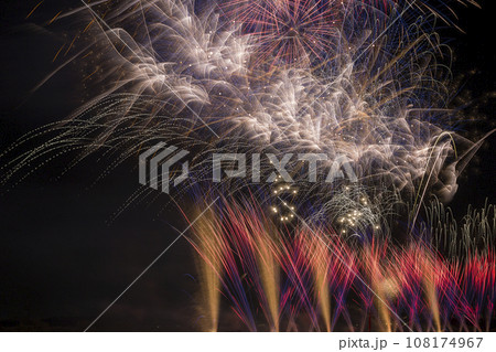 高く輝く花火大会　花火　夜空　花火イメージ　花火大会 108174967