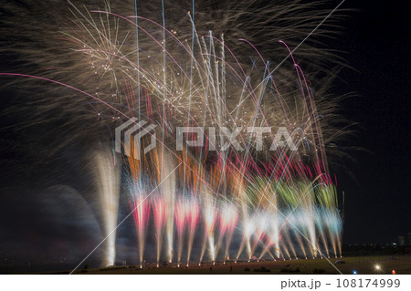 高く輝く花火大会　花火　夜空　花火イメージ　花火大会 108174999