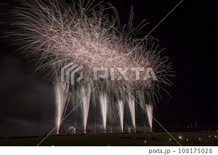 高く輝く花火大会 花火 夜空 花火イメージ 花火大会 高く輝く花火大会 花火 夜空 花火イメージ 花火大会 108175028