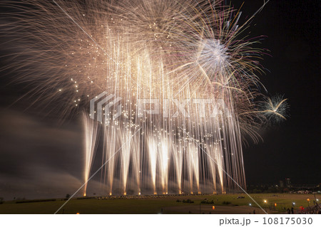 高く輝く花火大会　花火　夜空　花火イメージ　花火大会 108175030