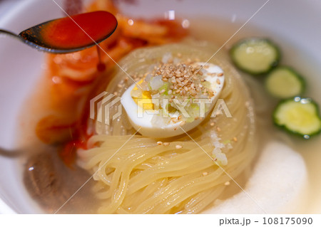 盛岡冷麺　盛楼閣　黄金比のスープを味わった後はカクテキとキムチを加え辛味の変化を愉しみます 108175090