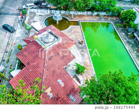House rooftop, fountain, swimming pool. Abandon motel and pool with stagnant water, top view House rooftop, fountain, swimming pool. Abandon motel and pool with stagnant water, top view 108175495
