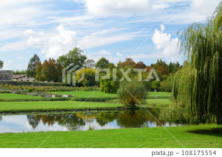 フランス ボルドーの北側にあるワインの有名産地メドック地区のシャトー（ワイン醸造所）の庭園 108175554