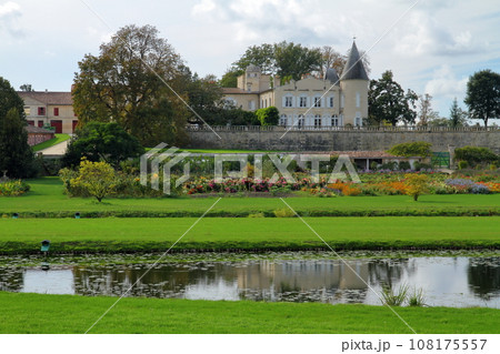フランス ボルドーの北側にあるワインの有名産地メドック地区のシャトー(ワイン醸造所)の庭園 フランス ボルドーの北側にあるワインの有名産地メドック地区のシャトー(ワイン醸造所)の庭園 108175557
