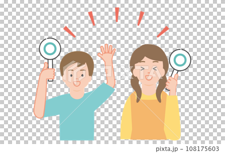 丸（OK）のプラカードを掲げる2人の子ども 108175603