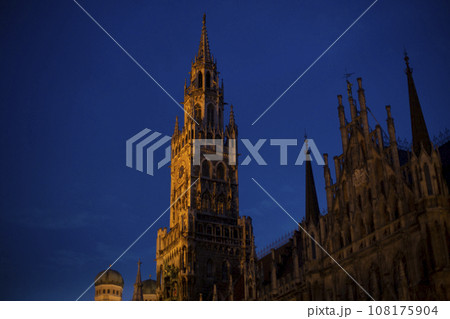 ドイツ ミュンヘンのライトアップされたドゥオーモ  108175904