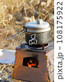 キャンプで焚き火 108175922