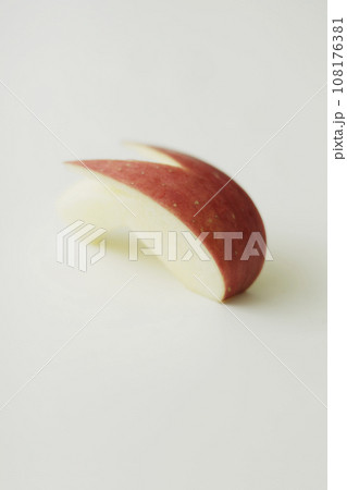 ウサギの形に切ったりんご ウサギの形に切ったりんご 108176381