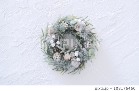 白い漆喰壁にあるクリスマスリース 白い漆喰壁にあるクリスマスリース 108176460