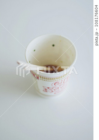 食べ終わったカップラーメンと割箸 108176604