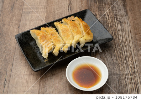 餃子焼き上がり 皿 108176784