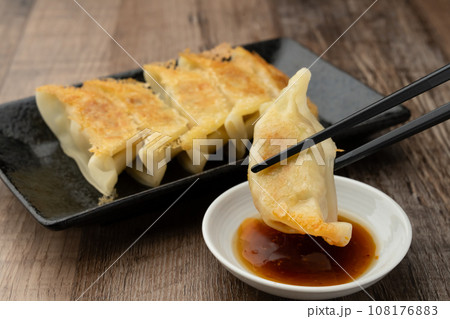 餃子焼き上がり 箸あげ 108176883