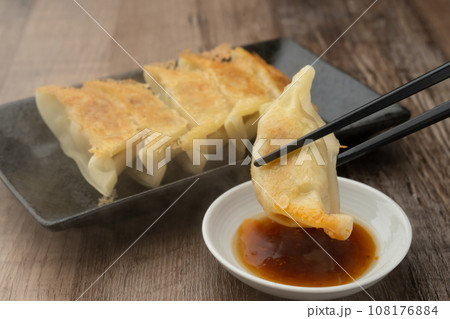餃子焼き上がり 箸あげ 108176884