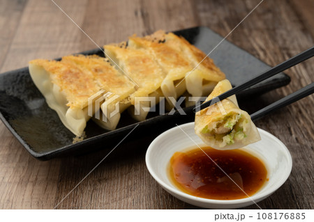 餃子焼き上がり 箸あげ 108176885