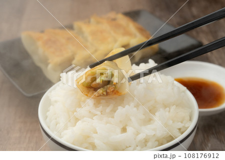 餃子焼き上がり ご飯 餃子焼き上がり ご飯 108176912