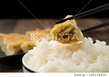 餃子焼き上がり  ご飯 108176914