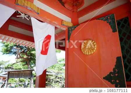 神社の境内にある日本国旗 108177111