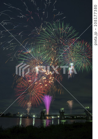 高く輝く花火大会 花火 夜空 花火イメージ 花火大会 高く輝く花火大会 花火 夜空 花火イメージ 花火大会 108177380