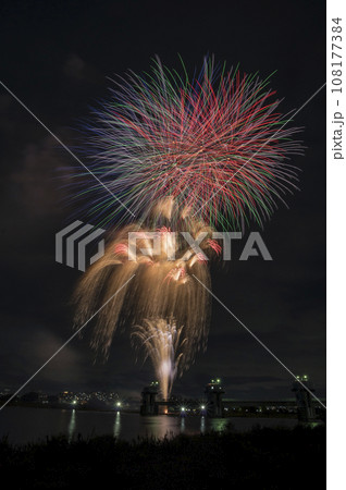 高く輝く花火大会　花火　夜空　花火イメージ　花火大会 108177384