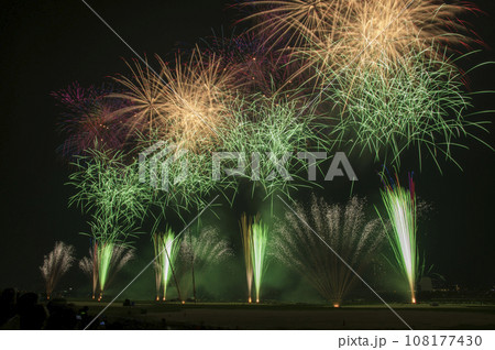 高く輝く花火大会　花火　夜空　花火イメージ　花火大会 108177430