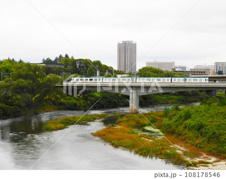 広瀬川を渡る地下鉄東西線 108178546