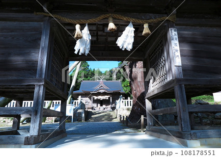 隠岐の島：玉若酢命神社、随神門からの眺め（島後） 108178551