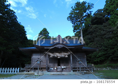 隠岐の島：玉若酢命神社の拝殿（島後） 108178554