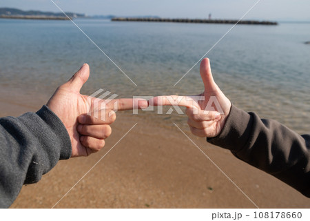 指を合わせる二人 108178660