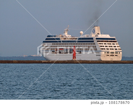 小樽港を出港するクルーズ船「レガッタ」 108178670