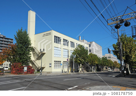 小樽　日銀通りの旧手宮線跡地と市立小樽美術館・文学館 108178750