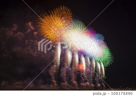 夜空に咲く花火　高く輝く花火大会　花火　夜空　花火イメージ　花火大会 108178890