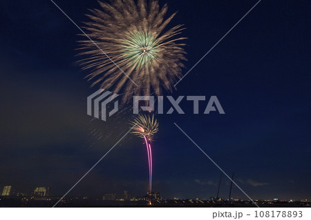 夜空に咲く花火　高く輝く花火大会　花火　夜空　花火イメージ　花火大会 108178893