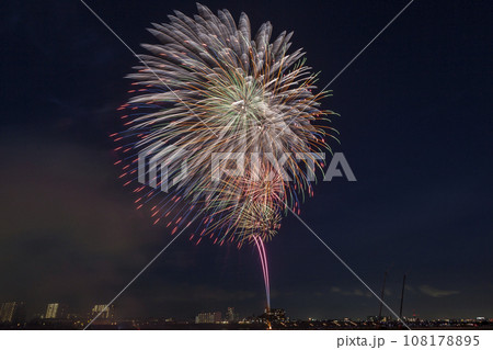 夜空に咲く花火　高く輝く花火大会　花火　夜空　花火イメージ　花火大会 108178895