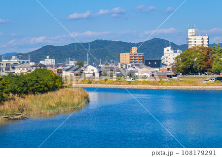 川のある風景 108179291