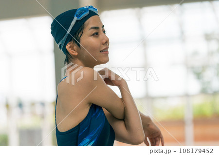 水泳後のストレッチ 108179452